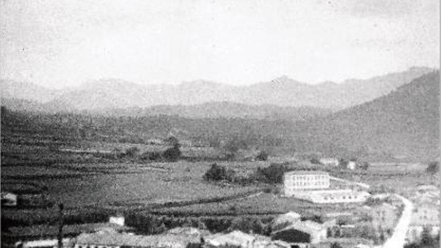 Vistes aèries d&#039;Olot a la vitrina de l&#039;Arxiu de la Garrotxa