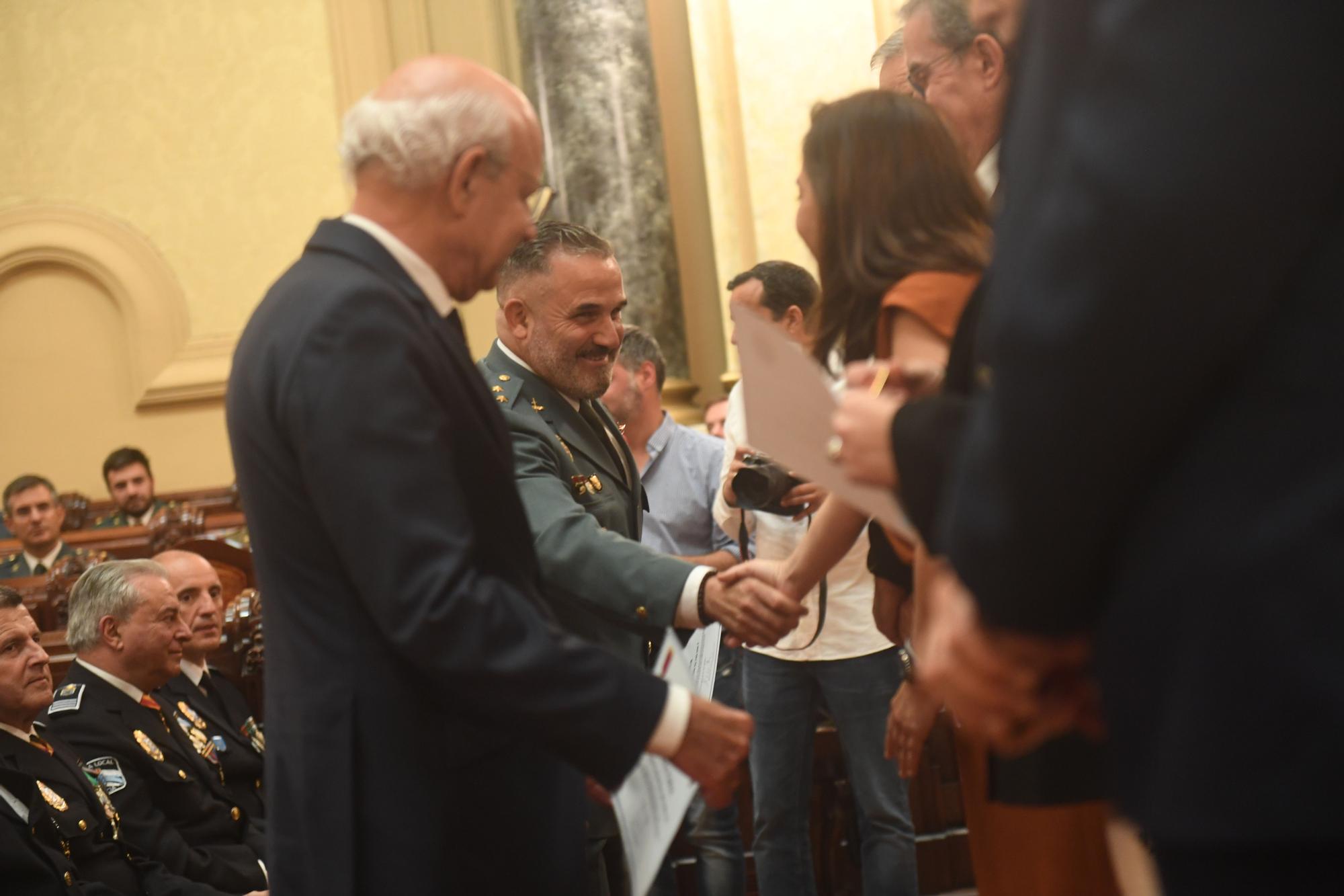 Homenaje a los policías locales de A Coruña que llevan 20 años en el cuerpo