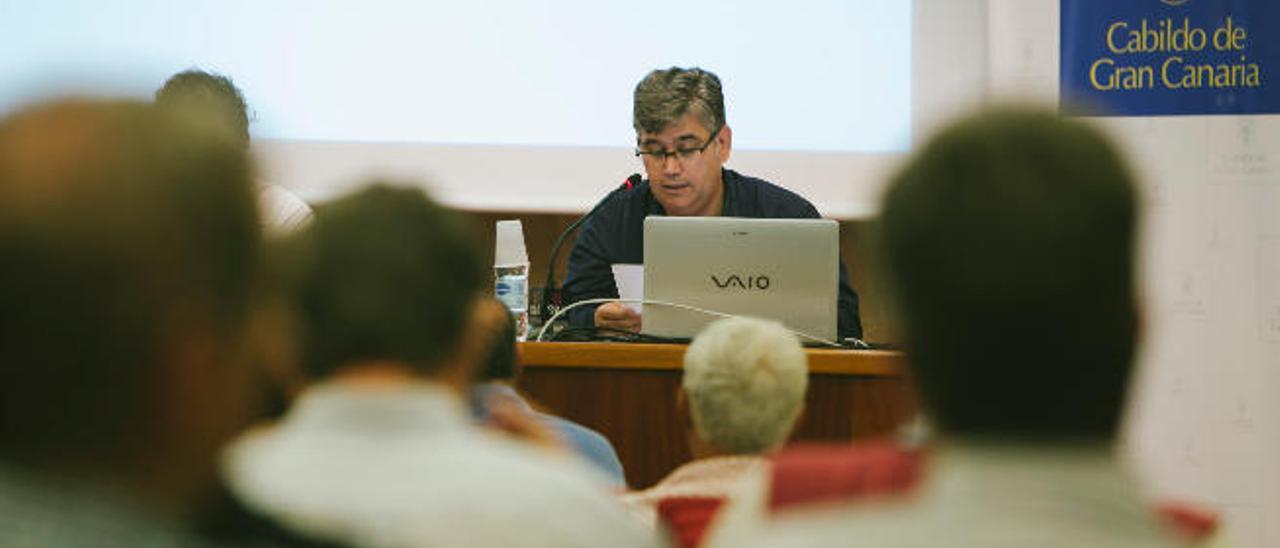 Antonio Jiménez en su intervención ayer en la Casa de Colón.