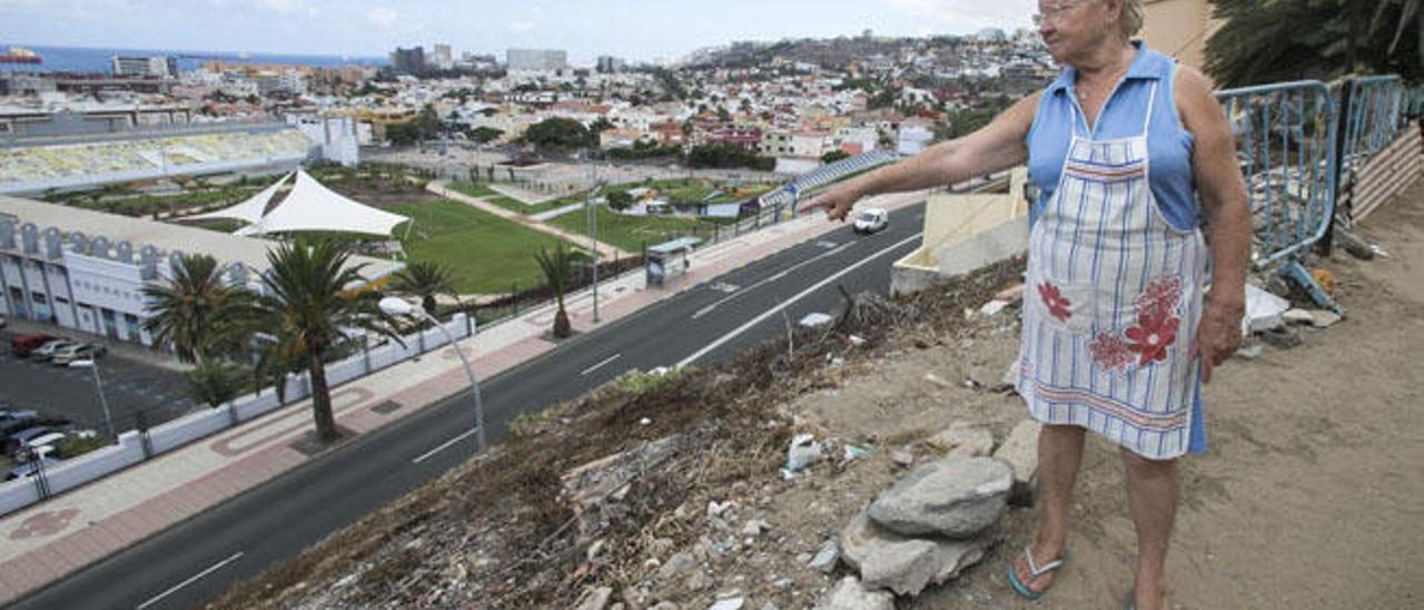 Rosario Brissón explica los peligros de la zona desde la cornisa frente a su casa.