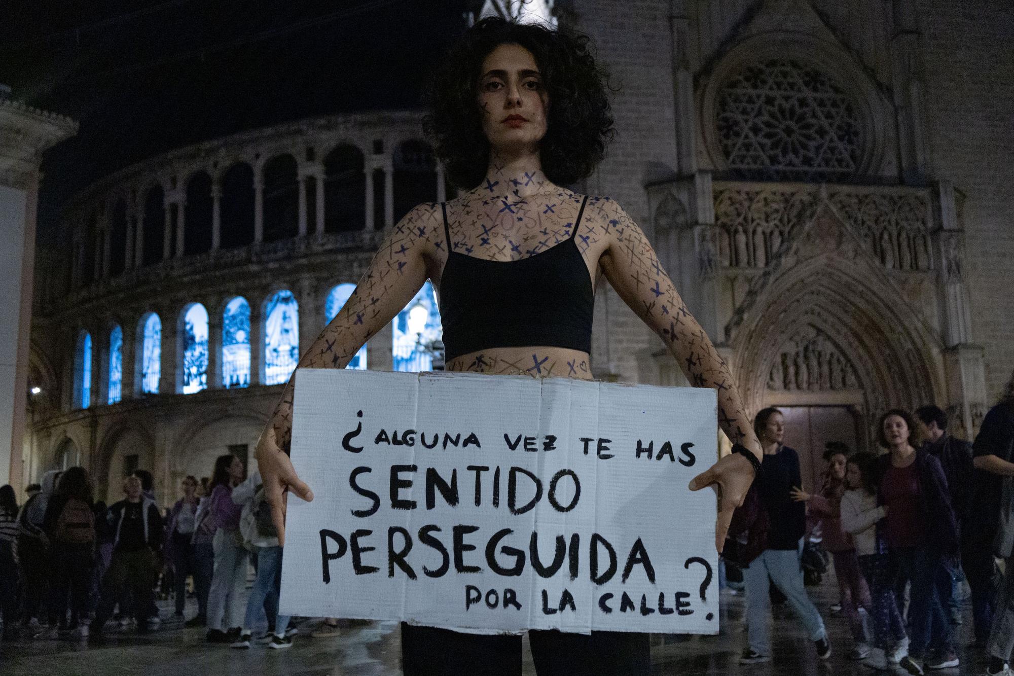 Una cruz por cada tipo de violencia: performance del 8M se hace viral