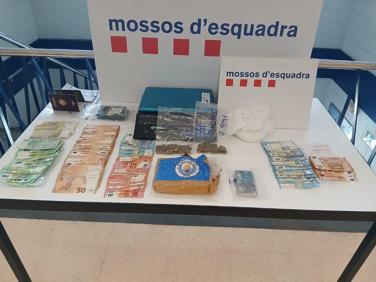 La droga i diners intervinguts en l'escorcoll del pis de Lloret.