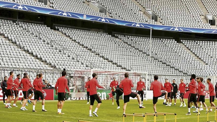 Los jugadores del Atlético de Madrid se ejercitan ayer en Allianz Arena de Munich.