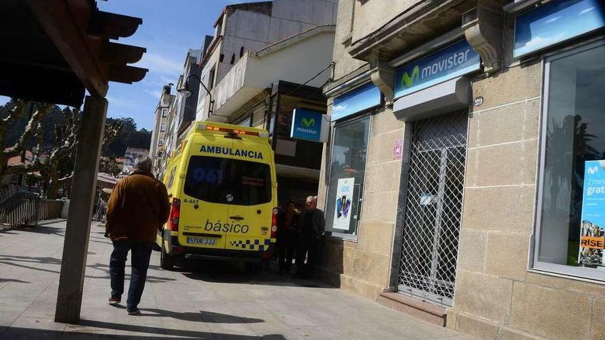 Ambulancia con base en Cangas atendiendo una emergencia en el centro de la villa. // G.N.