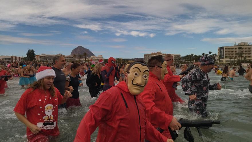 Todas las imágenes del multitudinario baño solidario de Xàbia