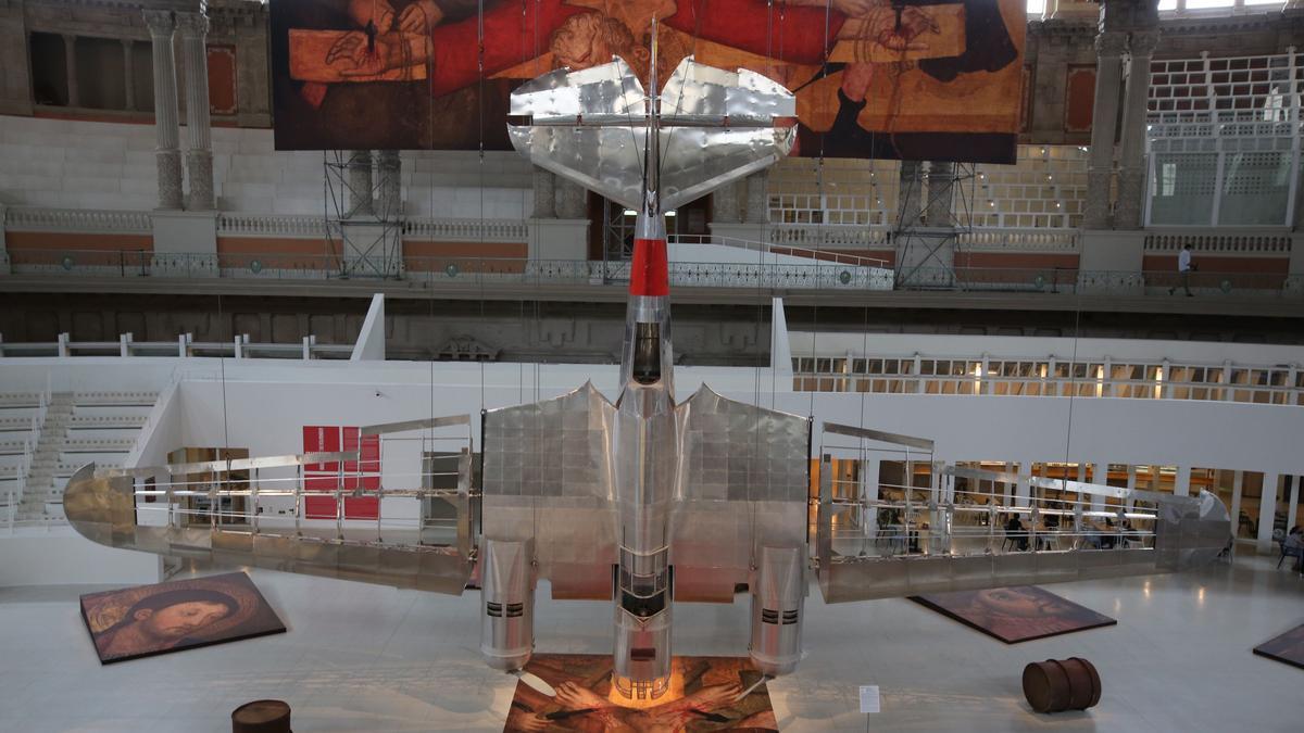 La réplica del bombardero soviético Túpolev SB-2, conocido como ‘Katiuska, que forma parte la instalación ‘Aeronàutica [vol] interior’, en el MNAC.