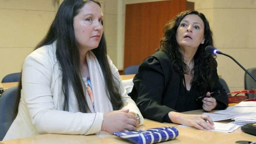 Marisol Raue, a la izquierda, junto a su abogada durante el juicio.