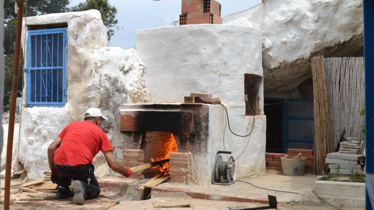 Rojales acoge un curso sobre la cal y sus usos en las Cuevas del Rodeo