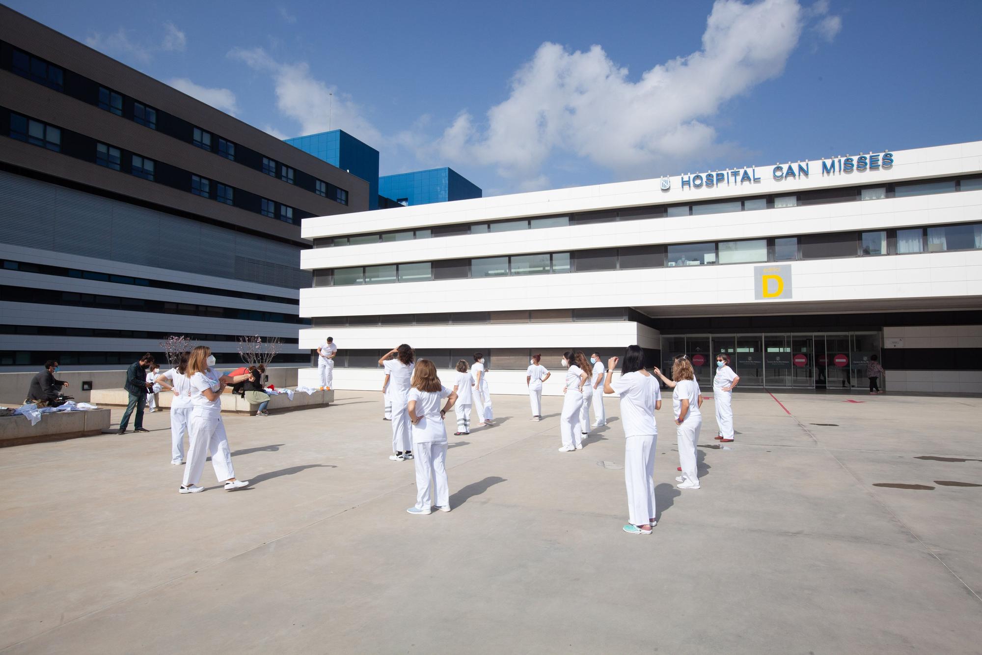 Personal del Hospital Can Misses, en Ibiza, baila la coreografía de 'El Hormiguero'