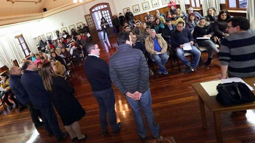 Presentación de A Paradanta Inserta en el salón de plenos de A Cañiza. // A. Hernández