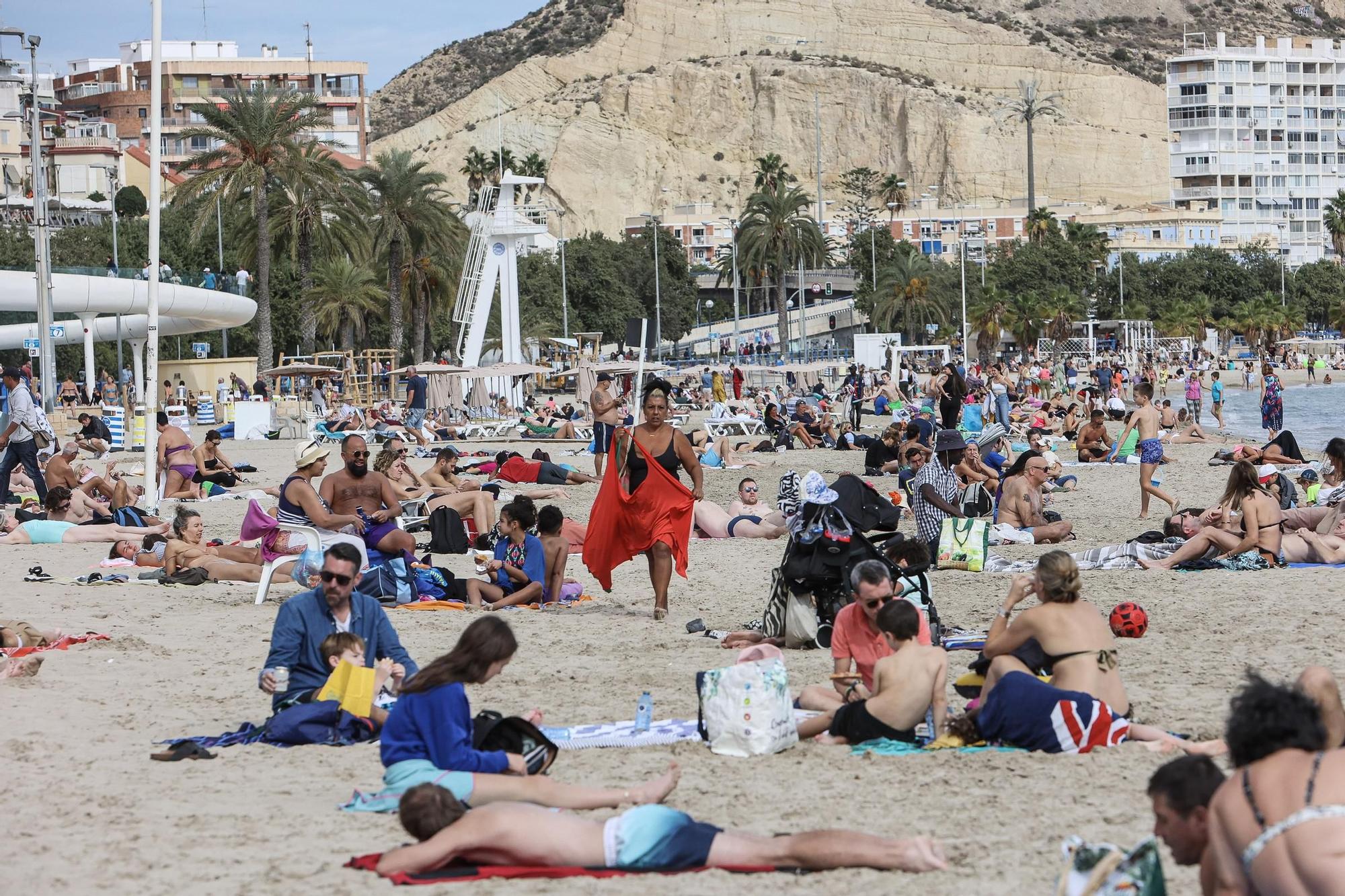 Turistas llenan las playas a causa de las altas temperaturas