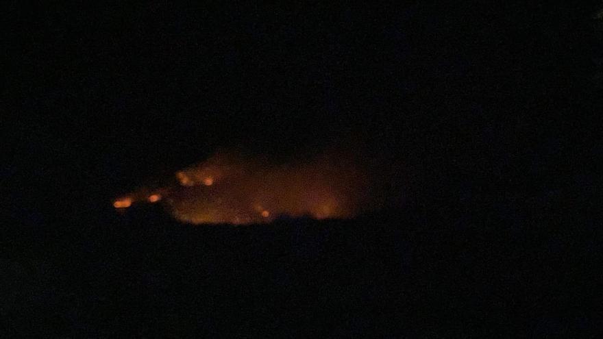 Sigue activo un incendio en Arroyomolinos tras desactivarse el nivel 1