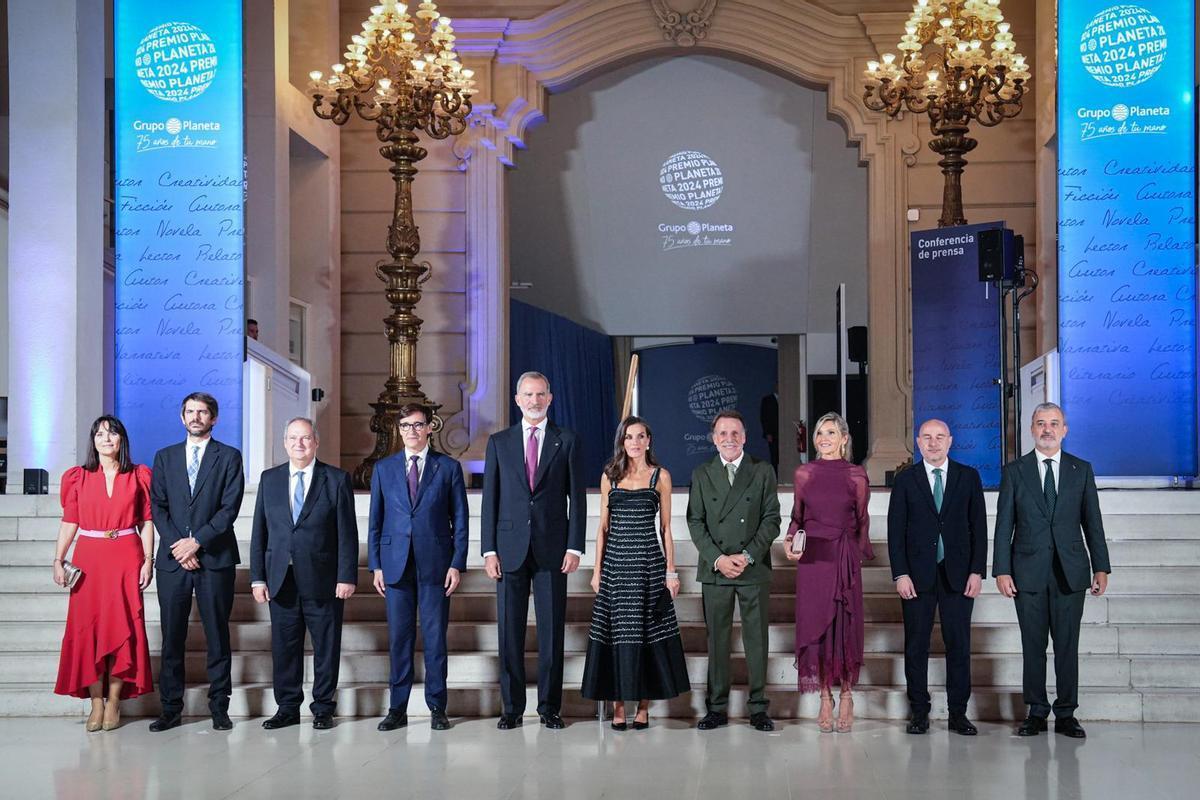 Los Reyes en el Mnac, flanqueados de las autoridades políticas, en el Premio Planeta 2024.