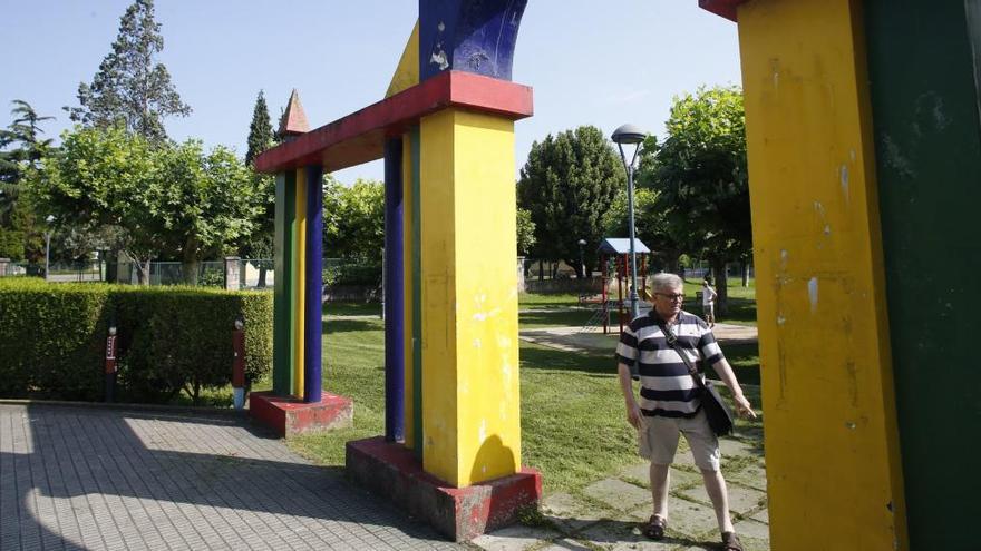 Uno de los accesos al parque infantil de Llaranes.