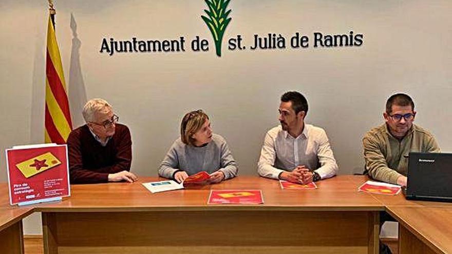 D&#039;esquerra a dreta: el regidor d&#039;Educació de Sant Julià, Pere Pujolràs; la veïna Pilar Díaz; l&#039;alcalde, Marc Puigtió; i el veí Oriol Costa.