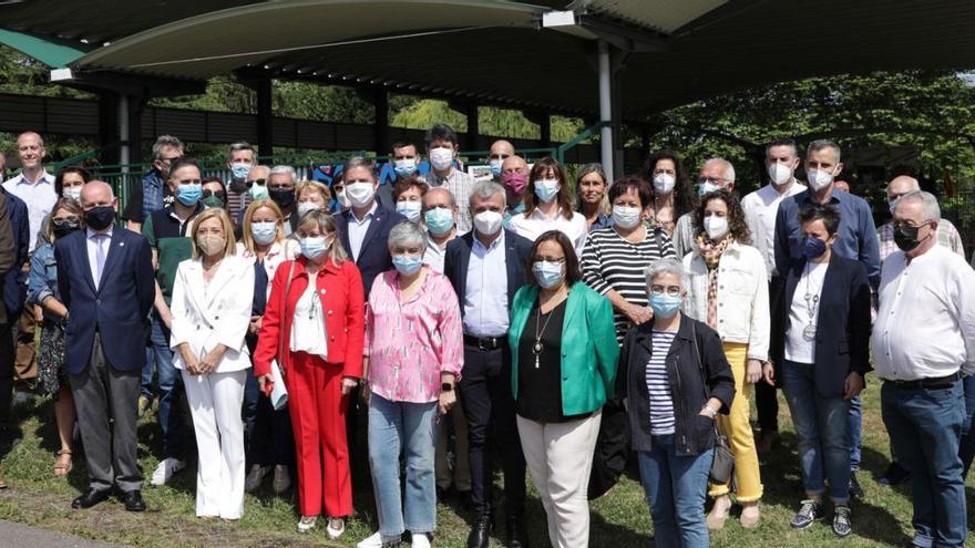 Foto de familia de premiados y miembros de Proyecto Hombre, ayer, en Bernueces. | Juan Plaza