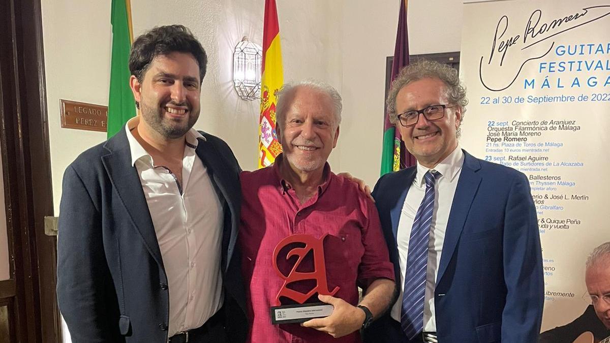 de izquierda a derecha, los guitarristas Rafael Aguirre y Pepe Romero, y el director de la Fundación Alhambra Guitarras, José Luis Ruiz del Puerto.