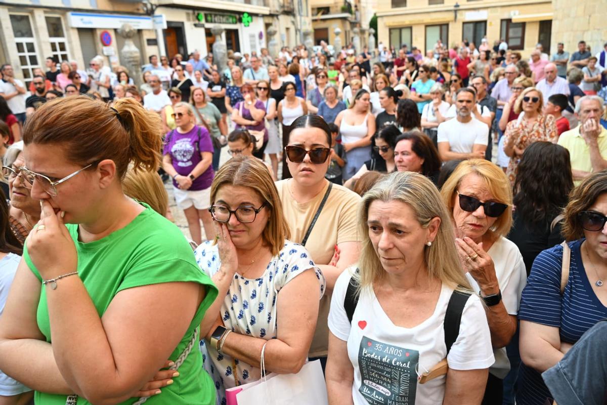 Minuto de silencio tras el crimen machista que ha acabado con la vida de Patricia en Callosa de Segura Minuto de silencio tras el crimen machista que ha acabado con la vida de Patricia en Callosa de Segura