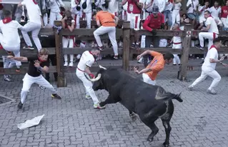 Peligroso segundo encierro de los sanfermines con un toro rezagado
