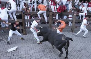 Peligroso segundo encierro de los sanfermines con un toro rezagado