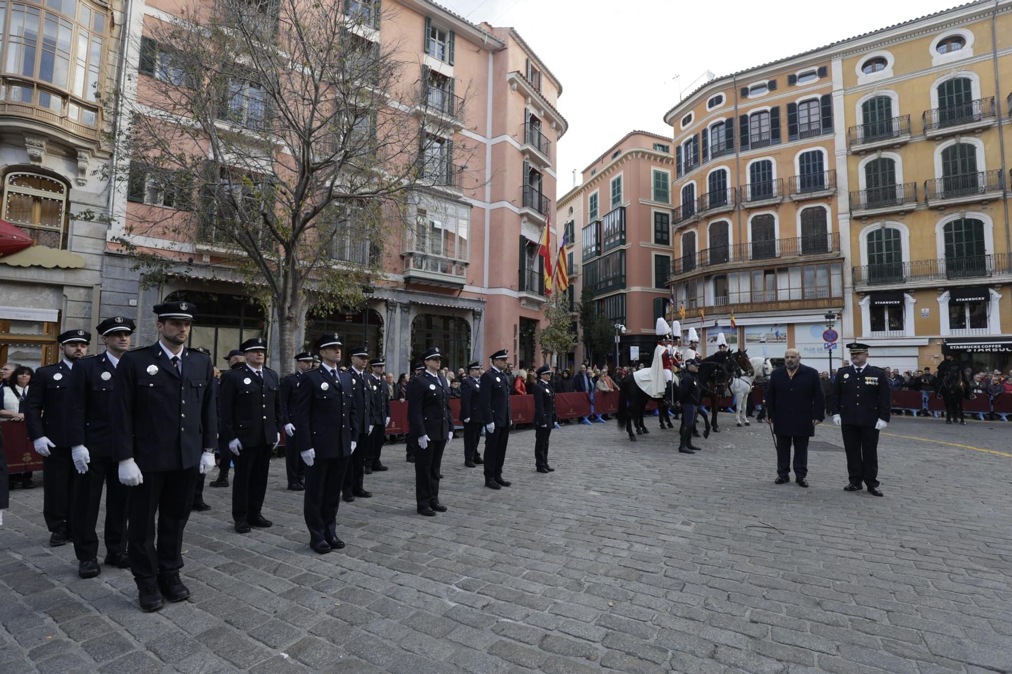 La plaza de Cort de Palma luce ya el estandarte del Rei en Jaume y la Cimera del Rei Martí