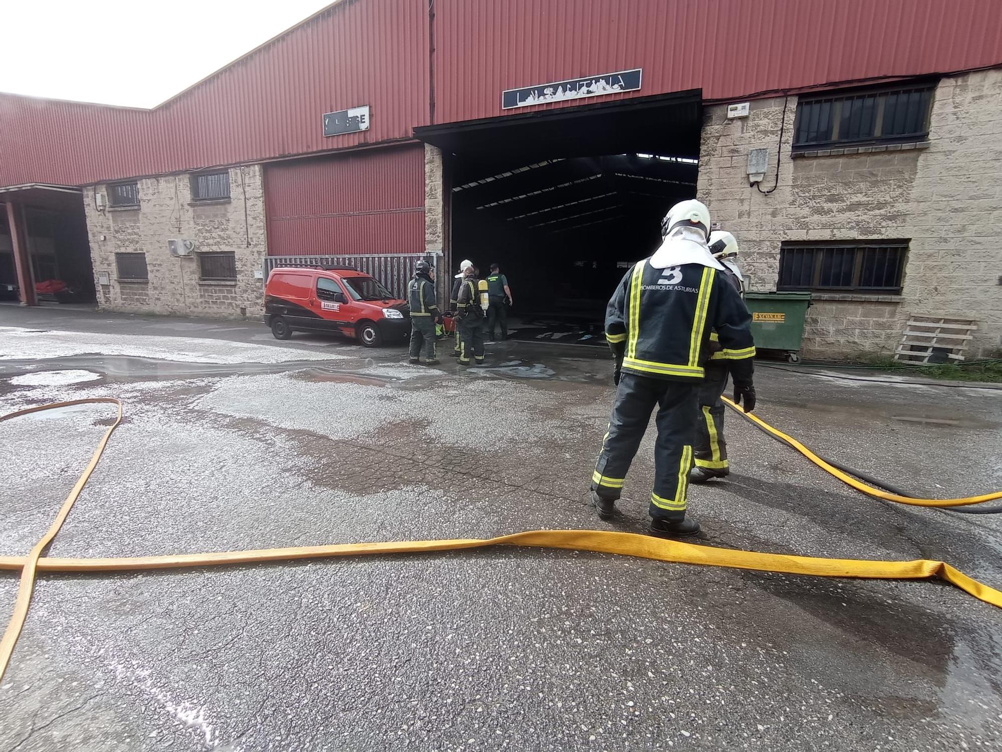 Así fue el incendio en una nave de una empresa de construcción en Meres (Siero)