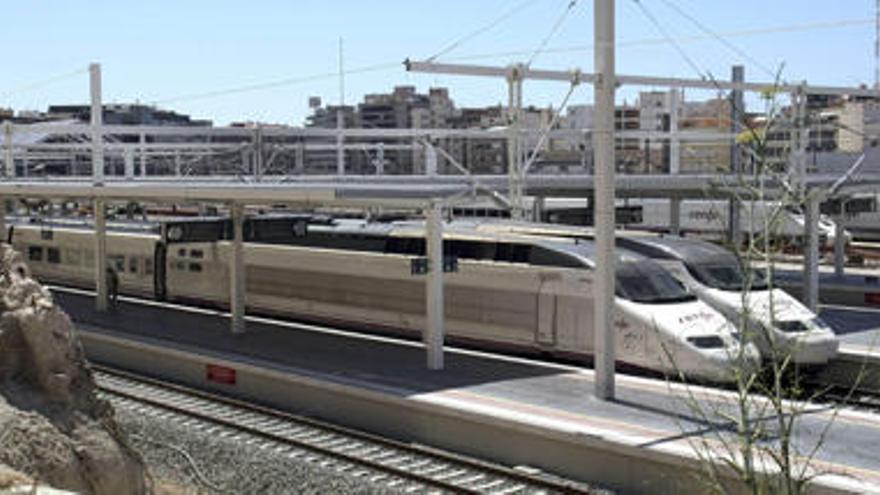 Trenes que cubren el trayecto del AVE Madrid-Alicante, que tiene algunos tramos bajo investigación. efe/morell