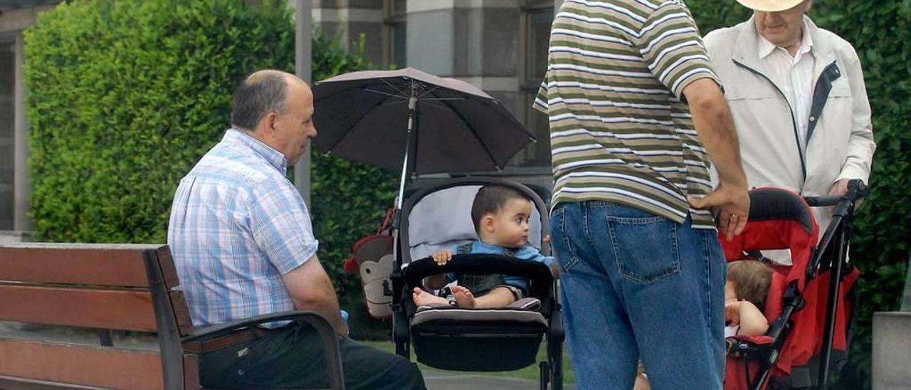 Abuelos cuidando a sus nietos en Mieres.