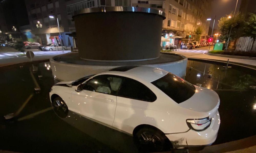 El coche quedó encajado en la fuente