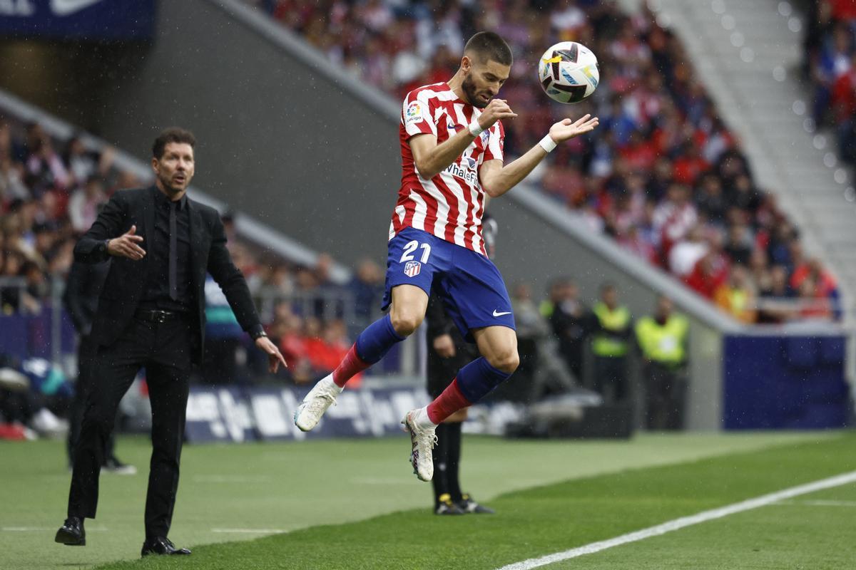 MADRID, 28/05/2023.- El delantero belga del Atlético de Madrid Yannick Carrasco controla el balón durante el partido de LaLiga este domingo en el Civitas Metropolitano ante la Real Sociedad. EFE/ Rodrigo Jiménez