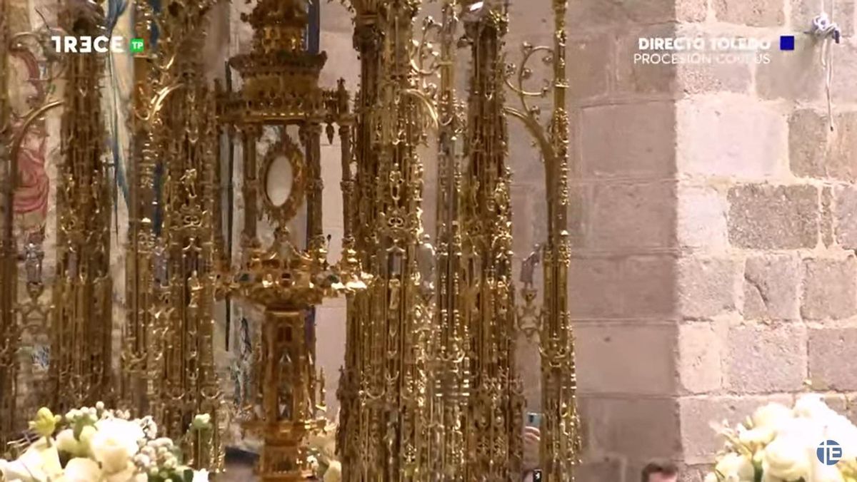 La Custodia sale de la Catedral de Toledo