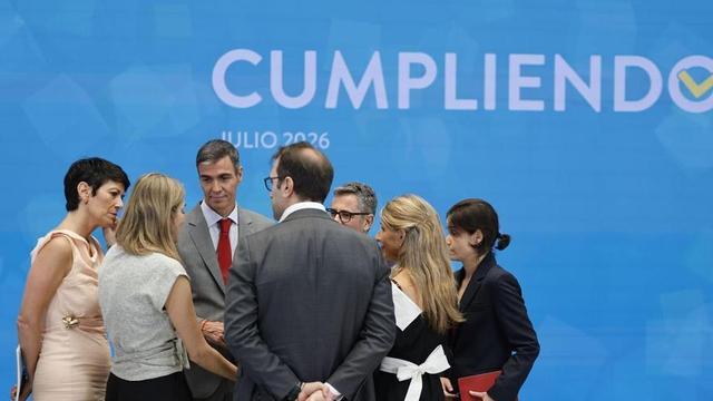 El president del Govern, Pedro Sánchez, conversa amb cinc dels seus ministres després de la roda de premsa d’aquest dimarts a la Moncloa.