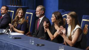 Solemnidad y emotividad en los Premios Princesa de Asturias presididos por la familia real