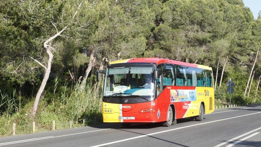 Per Bus reist es sich bequem über die Insel - wenn man einen Platz bekommt.