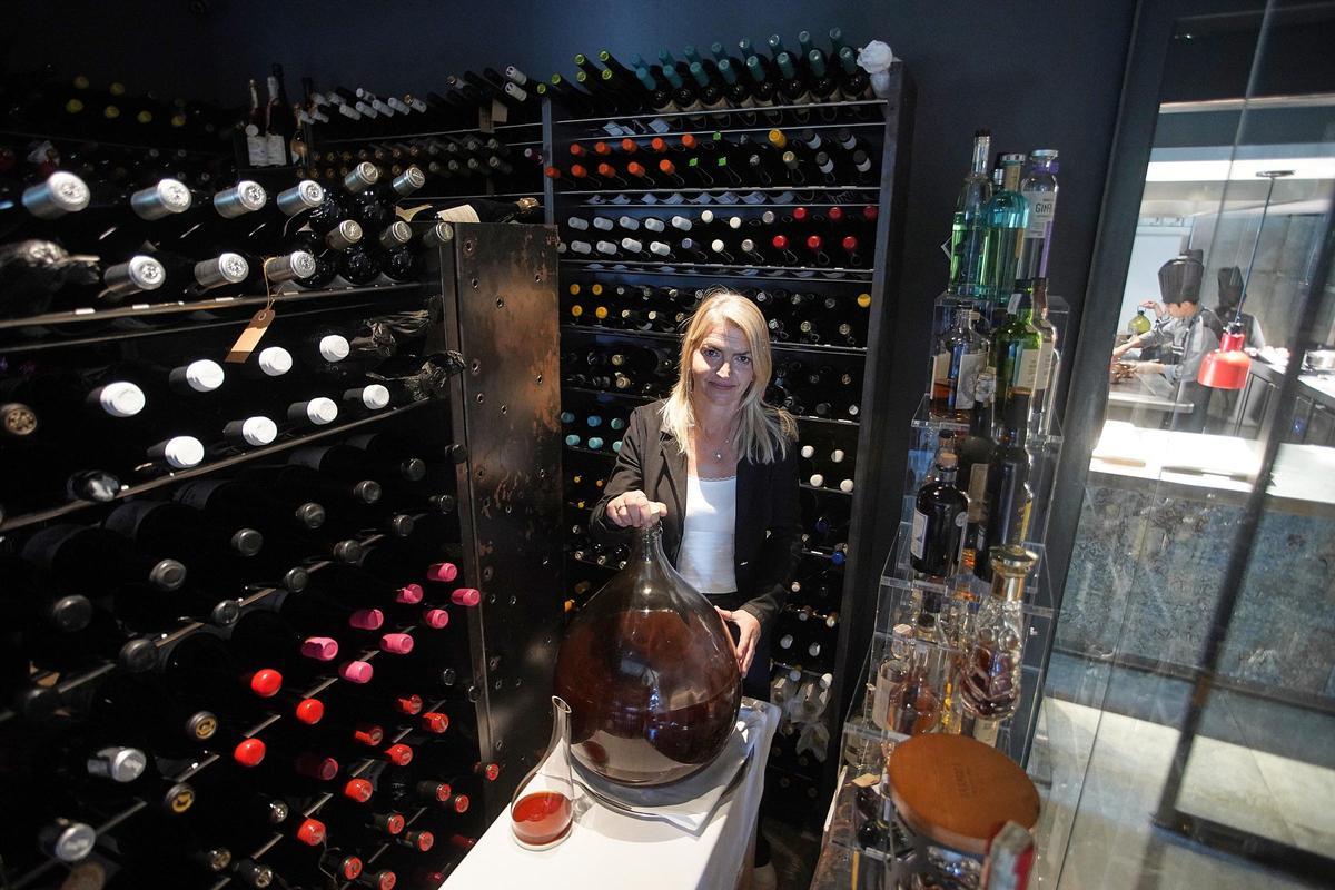 Cristina Torrent a l'interior del celler que hi ha al restaurant de Corçà.