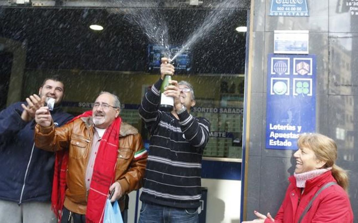 Alegria a l’administració 17 de l’Hospitalet, que ha venut diversos dècims de la grossa per terminal. Alegria a l’administració 17 de l’Hospitalet, que ha venut diversos dècims de la grossa per terminal.