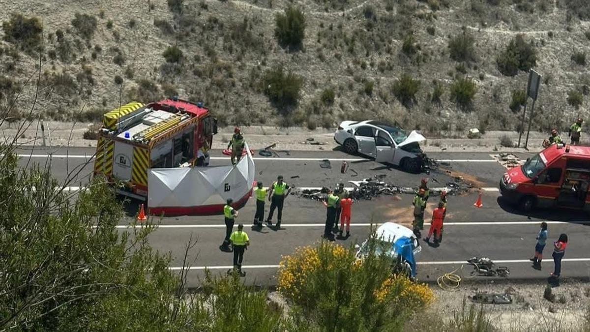 Bomberos, Guardia Civil y sanitarios junto a los dos vehículos implicados en el accidente registrado este miércoles en baena.