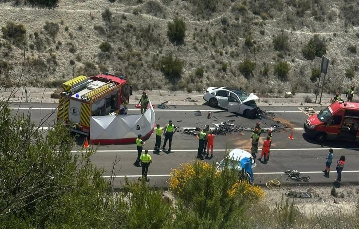 Bomberos, Guardia Civil y sanitarios junto a los dos vehículos implicados en el accidente registrado este miércoles en baena.