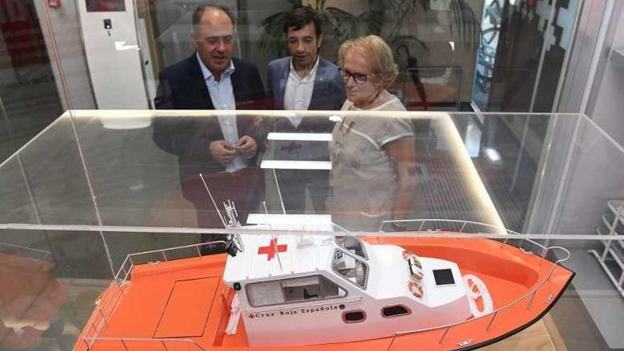 Parrado, Rey Varela y Colmeiro, en la sede coruñesa de Cruz Roja.