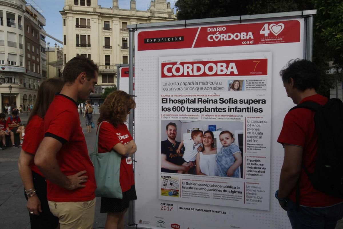 Las Tendillas se llena de 40 años de portadas de Diario CÓRDOBA sobre trasplantes