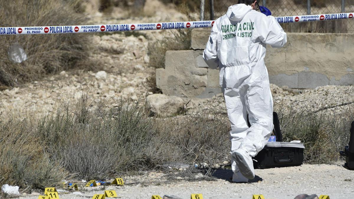 Un miembro de la Científica, en el lugar de Abanilla donde se encontró el cuerpo sin vida.