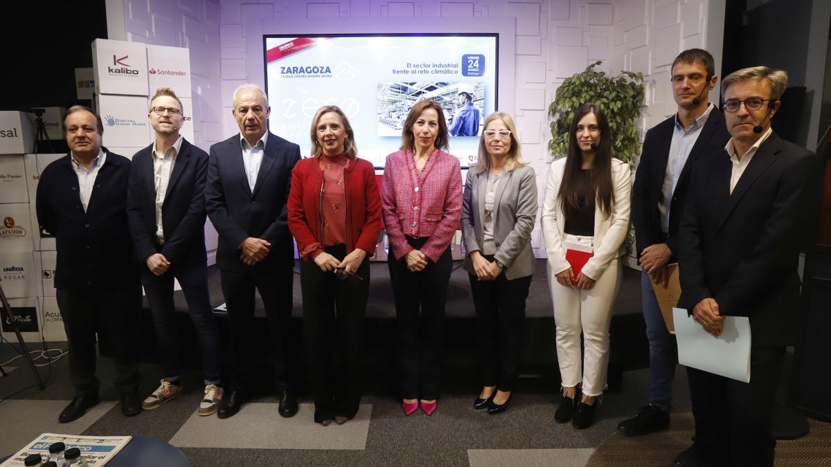 Representantes del Ayuntamiento de Zaragoza y empresarios, junto a la gerente de EL PERIÓDICO, en la jornada del Foro Zaragoza 2030 dedicada al sector de la industria