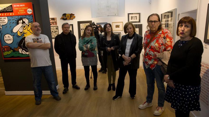 Arriba, Macdiego, Miguel Ángel Martín, Marta, Yolanda Alonso, Mariví Monteserín, Emilio Bernárdez y Laura Pérez Vernetti. A ambos lados, elementos de la exposición sobre «El Víbora».  | MIKI LÓPEZ