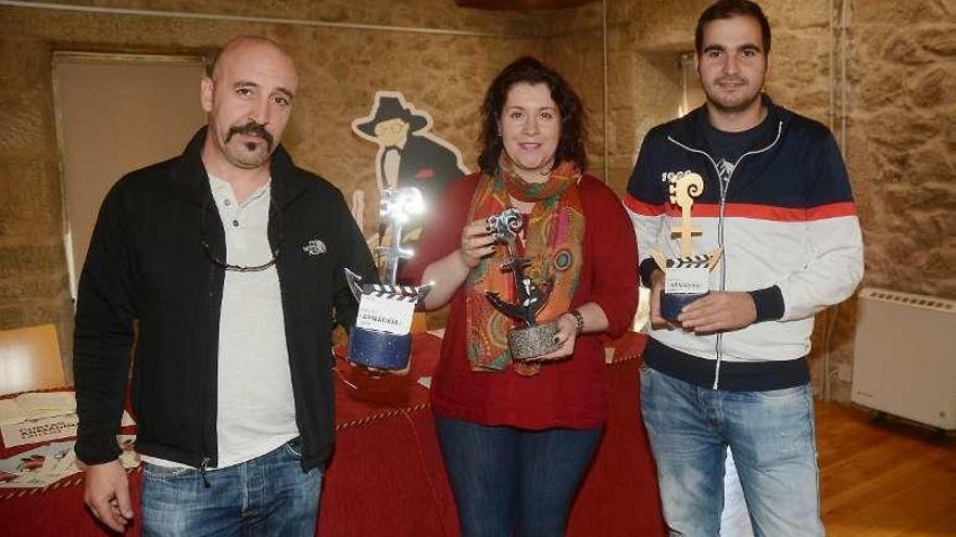 Los organizadores con los trofeos. // Rafa Vázquez