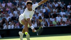 Wimbledon (United Kingdom), 08/07/2025.- Carlos Alcaraz of Spain in action during the Mens quarterfinal match against Cameron Norrie of Britain at the Wimbledon Championships, Wimbledon, Britain, 08 July 2025. (Tenis, España, Reino Unido) EFE/EPA/NEIL HALL EDITORIAL USE ONLY. EDITORIAL USE ONLY