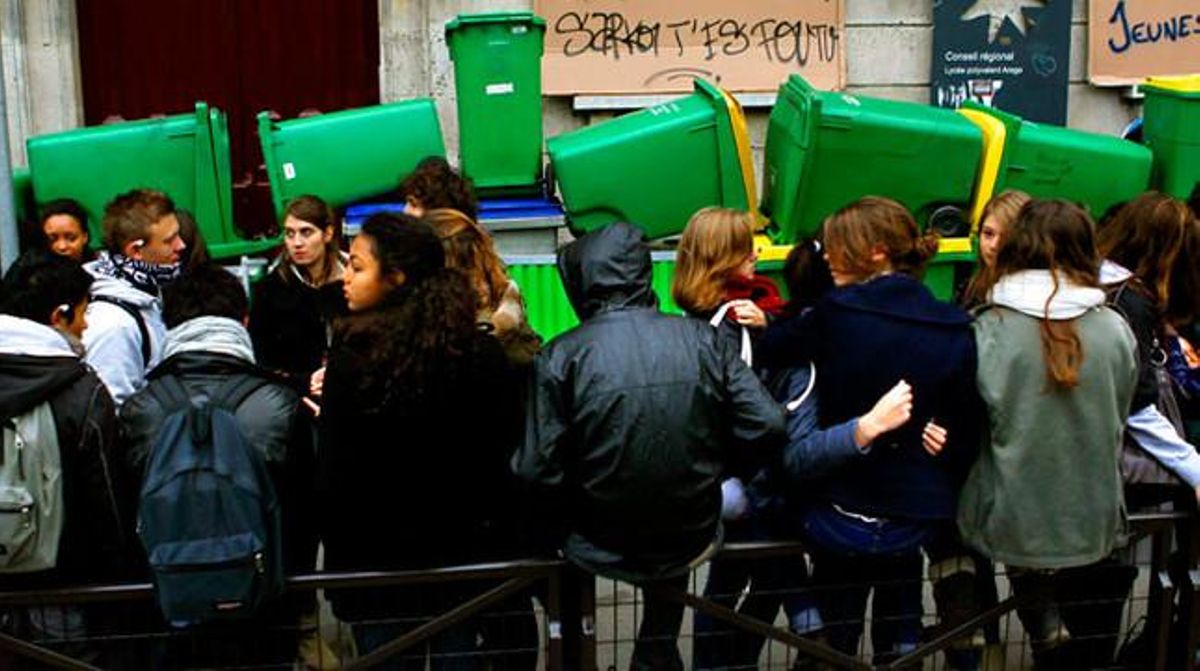 Estudiants bloquegen l’accés a un institut a París, durant el quart dia de protestes per la reforma de les pensions.