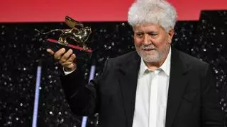 Almodóvar hace historia y gana el León de Oro a la mejor película en Venecia por 'La habitación de al lado'