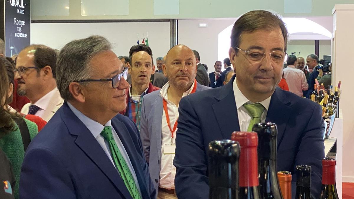 El alcalde de Almendralejo, José María Ramírez, junto al presidente de la Junta, Fernández Vara, en la inauguración de Iberovinac