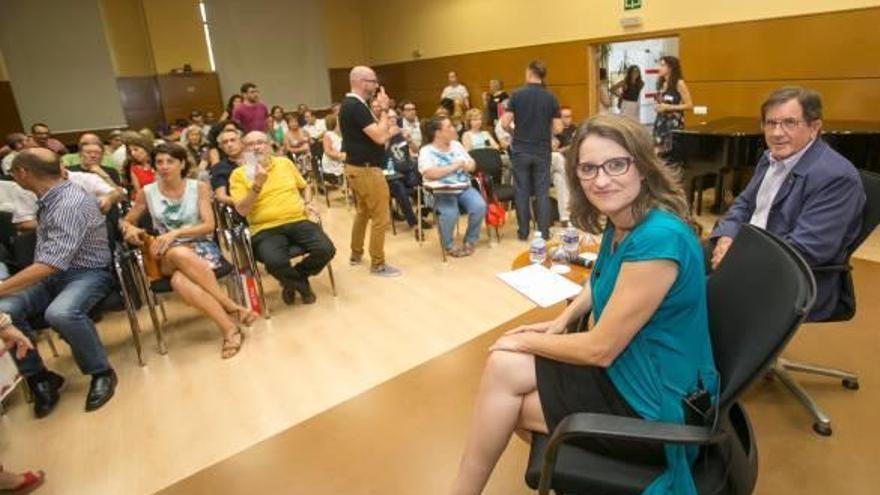 La vicepresidenta del Consell, Mónica Oltra, instantes antes de iniciar su intervención ayer en la Sede Universitaria Ciudad de Alicante.