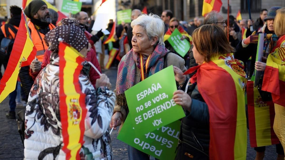 Seguidores de Vox, en la manifestación en la plaza de Sant Jaume, en Barcelona, este domingo.